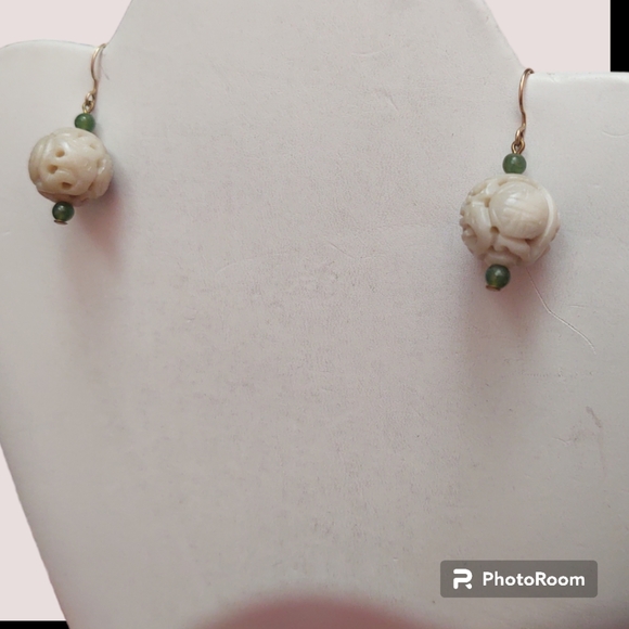 PAIR OF FOCAL POINT HAND CARVED 40 MM LENGTH ROUND DROP JADE / JADITE EARRINGS - Picture 2 of 3